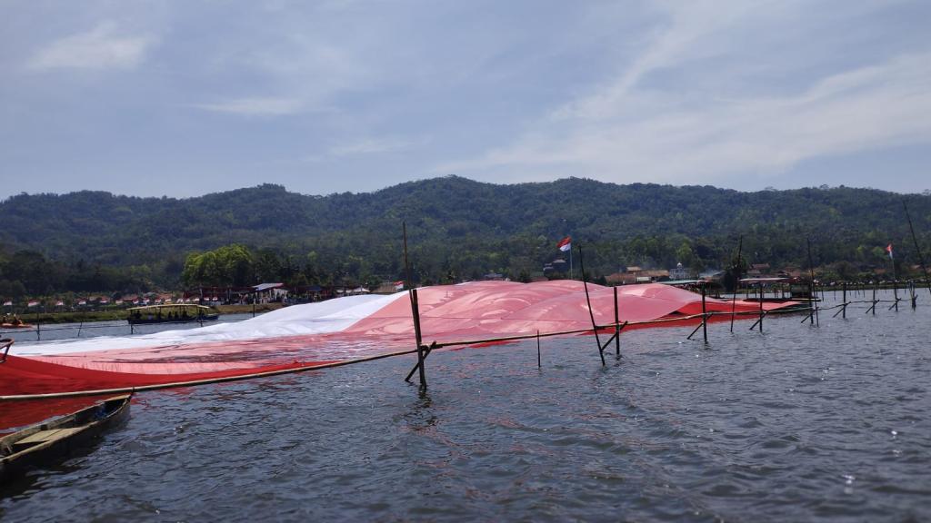 Semarak HUT ke-79 RI, Warga Panjalu Ciamis Bentangkan Bendera Raksasa di Situ Lengkong