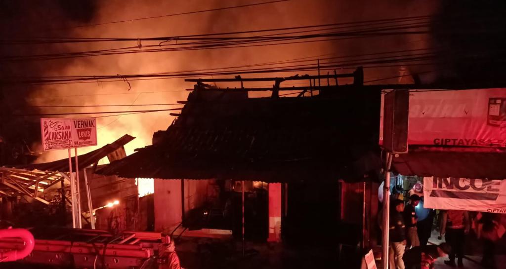 Senin Kelabu di Tasikmalaya: 15 Jiwa Kehilangan Tempat Tinggal Saat Dini Hari