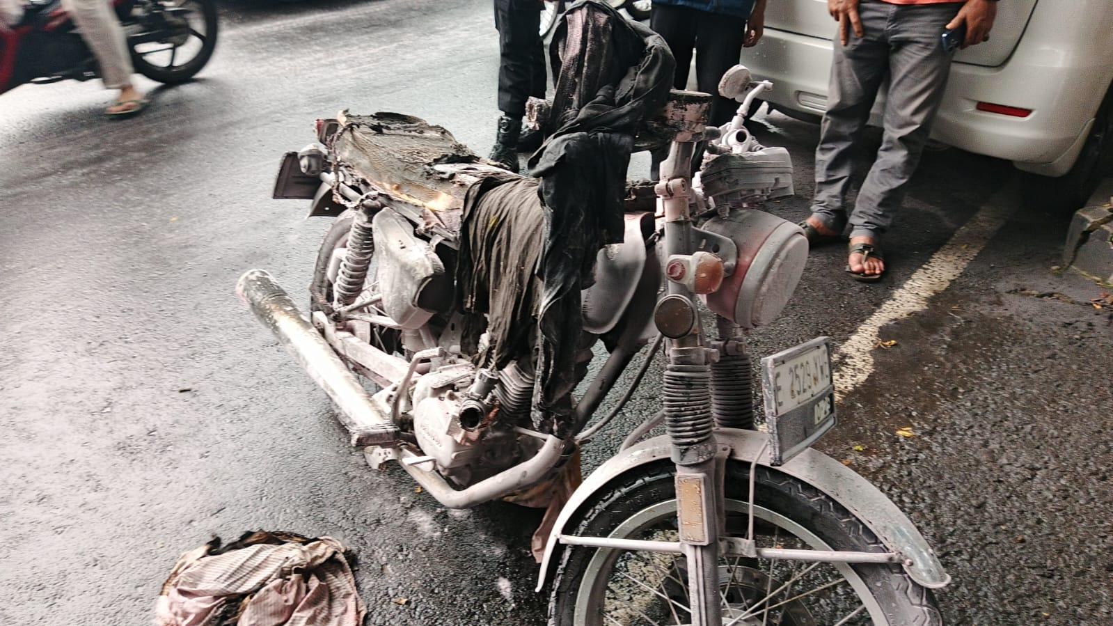 Sepeda Motor Terbakar di Bundaran Stadion Galuh Saat Laga PSGC Ciamis vs Persekabpas