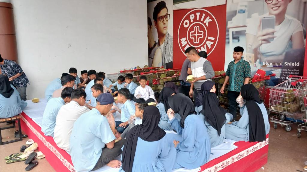 Serunya Makan Durian Bersama Anak Yatim dalam Rangka Isra Mi'raj di Plaza Asia Tasikmalaya