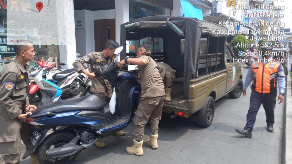 Siap-Siap Kendaraan Anda Diangkut Petugas Satpol PP Kota Tasikmalaya Jika Parkir Sembarangan di Pedestrian Cihideung