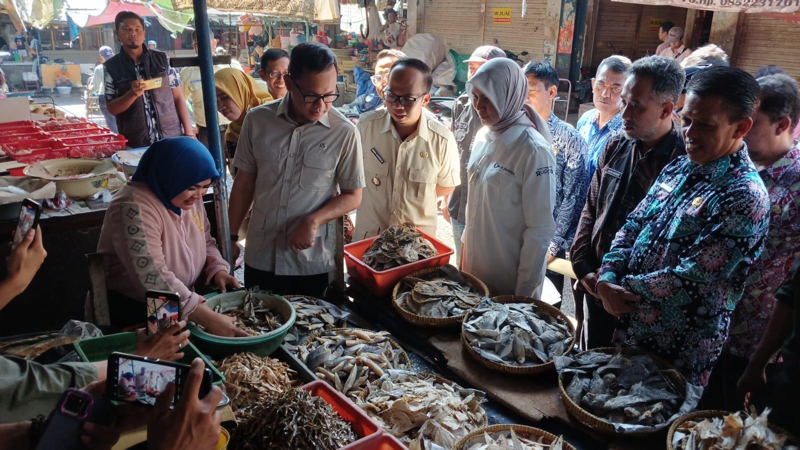 Sidak ke Pasar Cikurubuk Tasikmalaya, Wamendagri Bima Arya Beli Kere Ikan Asin