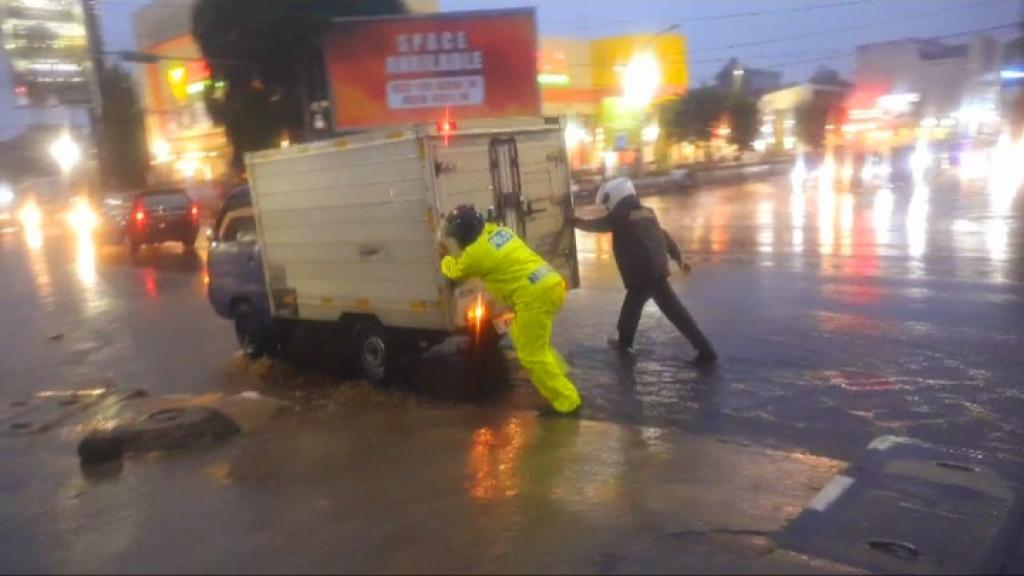 Sigap di Tengah Badai, Dua Personel Satlantas Polres Tasikmalaya Kota Bantu Dorong Mobil Mogok hingga Menyala Kembali