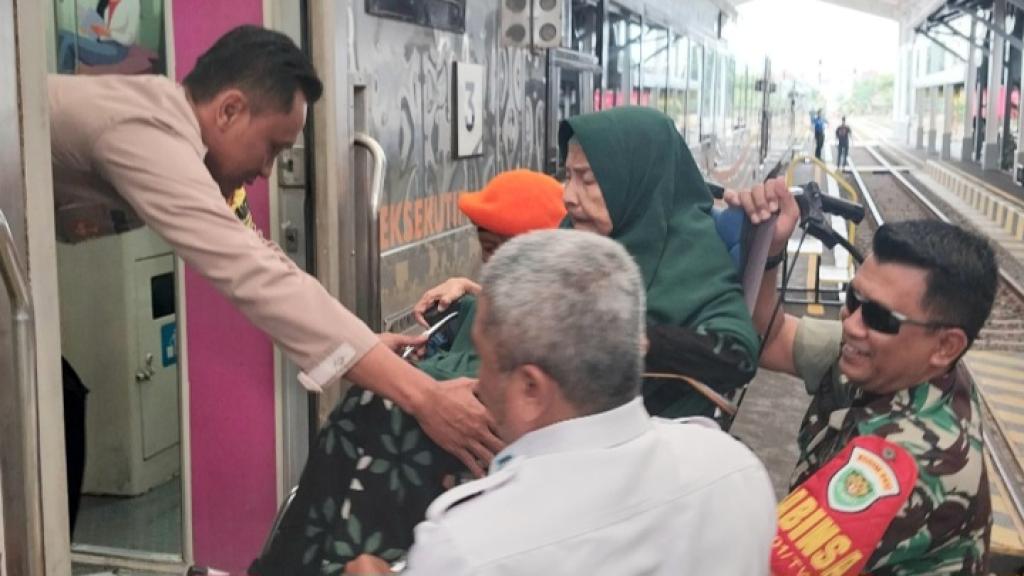 Sigap! TNI-Polri Bantu Lansia Pengguna Kursi Roda Naik Kereta di Stasiun Tasikmalaya