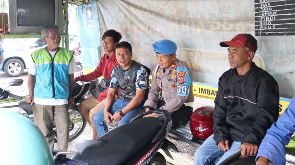 Sipropam Polres Ciamis Berbagi Makan Siang untuk Ojek Bangsawit
