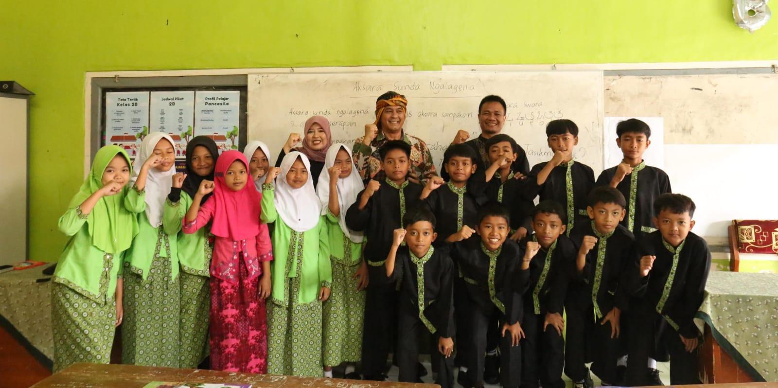 Siswa SDN 1 Gunungpereng Tasikmalaya Unjuk Karya Aksara Sunda, Wakil Wali Kota Beri Apresiasi