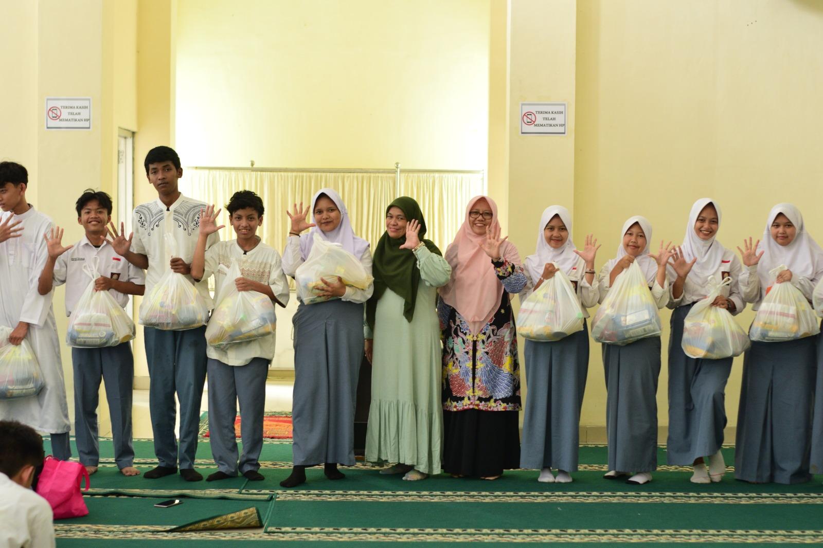 SMA Negeri 5 Tasikmalaya Akhiri Program SmartTren dengan Berbagi Paket Sembako