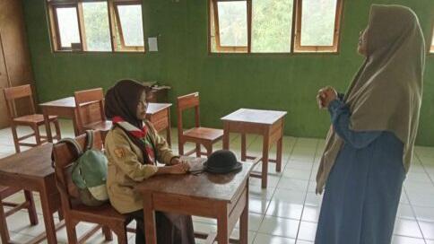 SMK Yasira Cijeungjing Ciamis Hanya Sambut Satu Siswa Baru, Nurmalita Tetap Semangat Belajar Sendiri