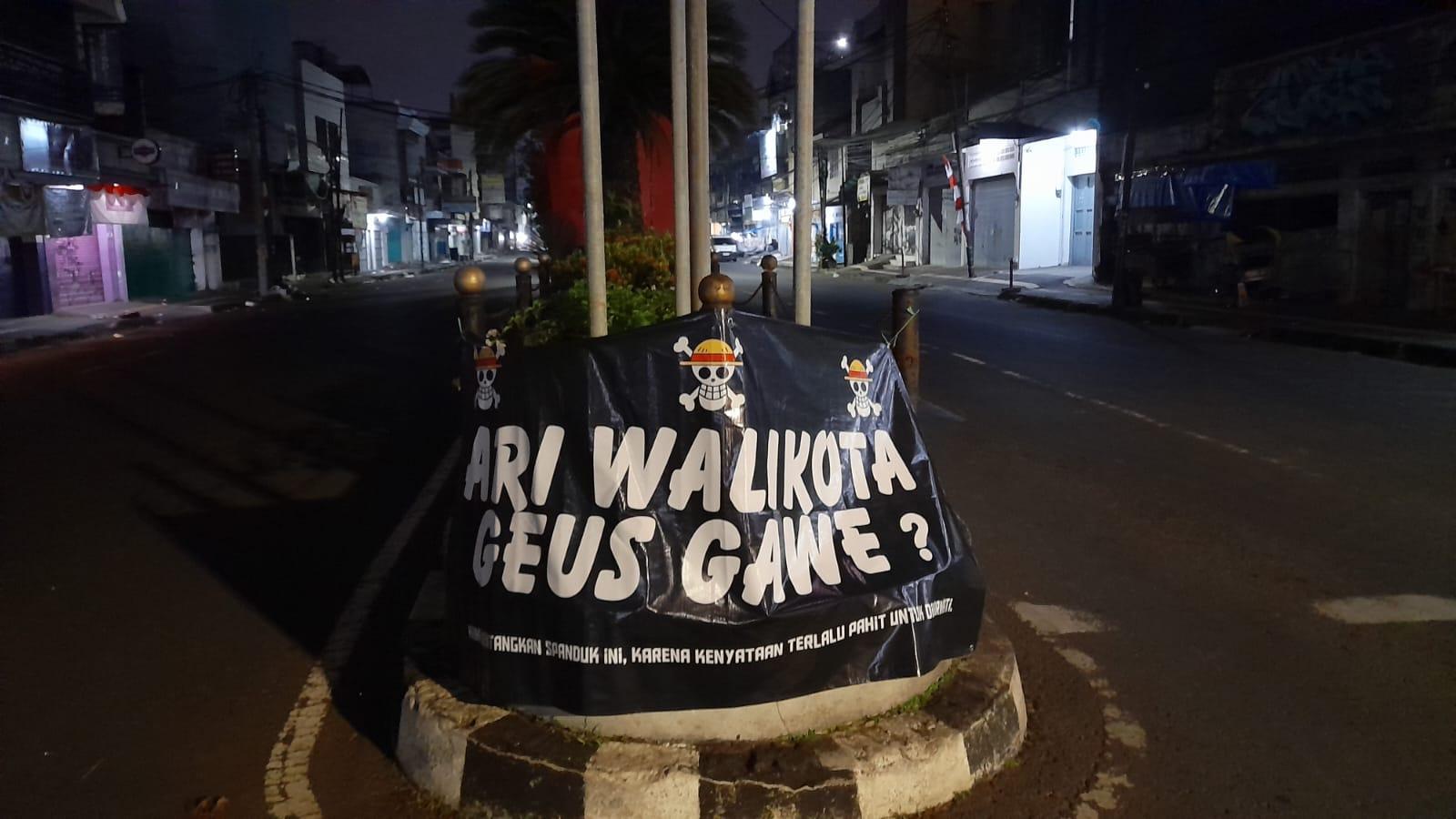 Spanduk Bertuliskan “ARI WALI KOTA GEUS GAWE?” Terpasang di Simpang Empat Jalan Nagarawangi Tasikmalaya, Warga Penasaran Siapa Pemasangnya