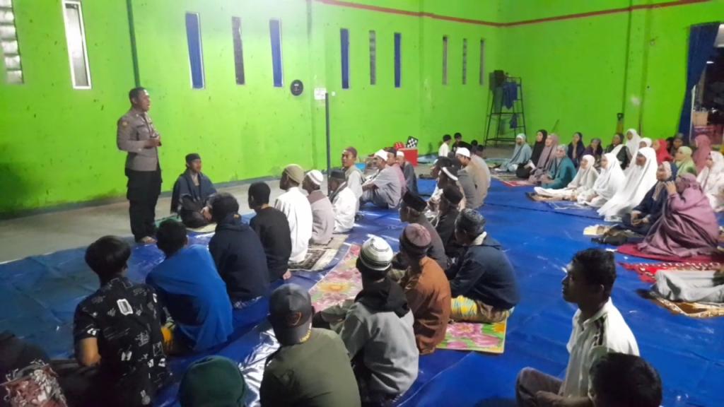 Suasana Haru Tarawih Pertama Korban Pergerakan Tanah Cineam Tasikmalaya di Lokasi Pengungsian