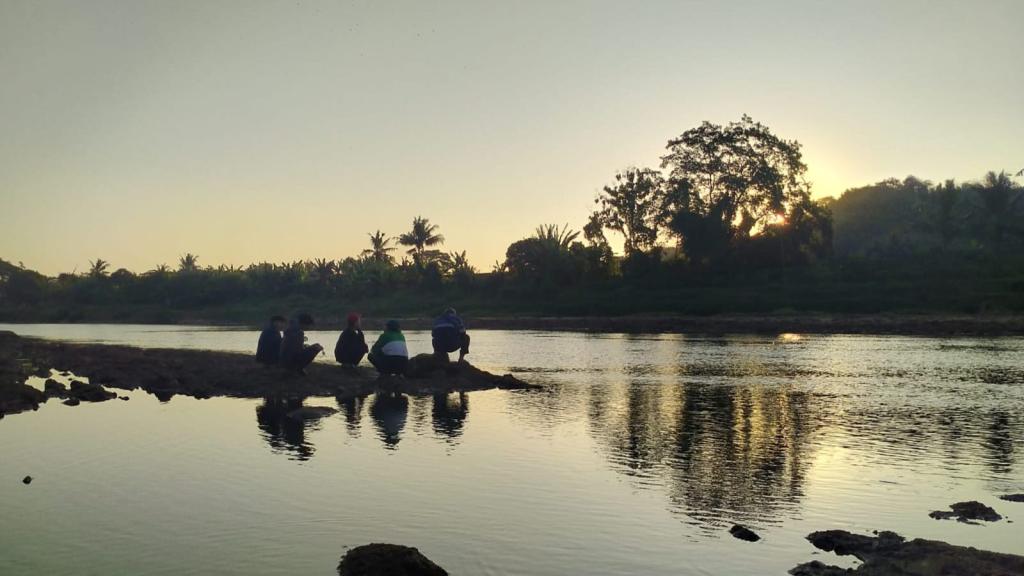 Sungai Citanduy Mengering, Warga Banjar Manfaatkan Momen untuk Bersantai