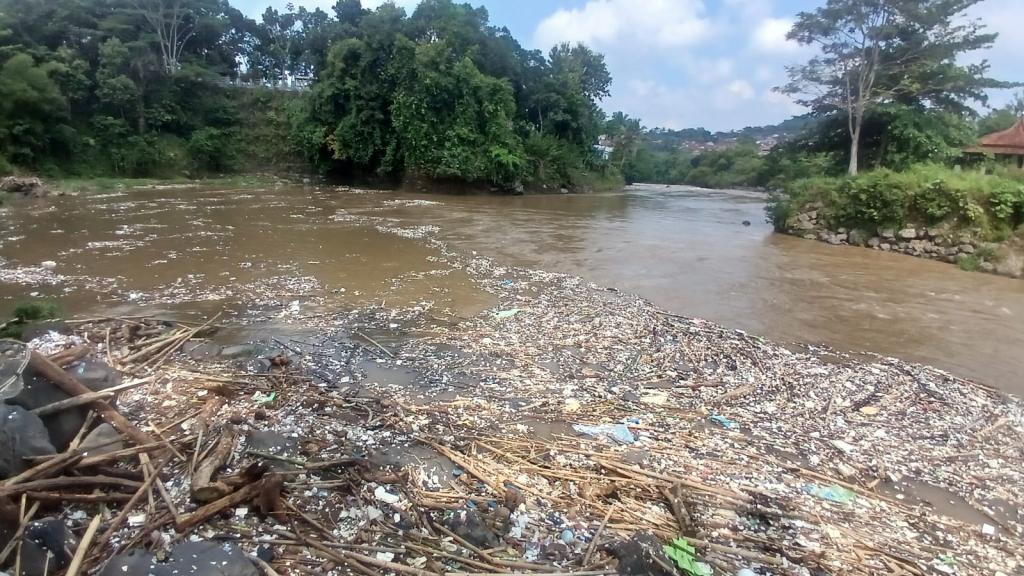 Sungai Ciwulan Dipenuhi Sampah Usai Hujan Deras, Warga Sebut Sudah Jadi Pemandangan Biasa