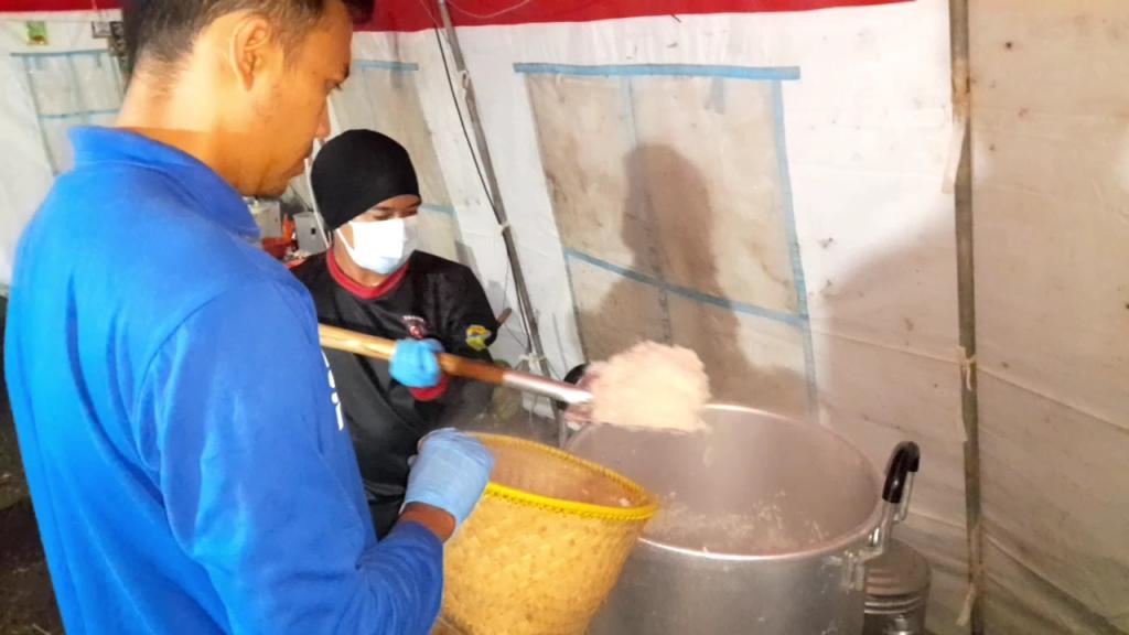 Tagana Kabupaten Tasikmalaya Siapkan Santapan Sahur di Dapur Umum Pengungsian Pergerakan Tanah