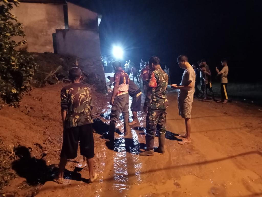 Tanggul Kolam Ikan Jebol di Guranteng Tasikmalaya, Sebabkan Longsor Hingga Tutup Jalan