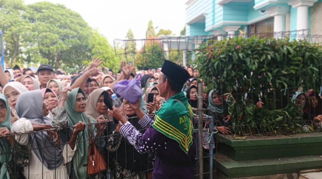 Tangis Haru Iringi Keberangkatan 435 Jemaah Calon Haji Kloter 19 Ciamis