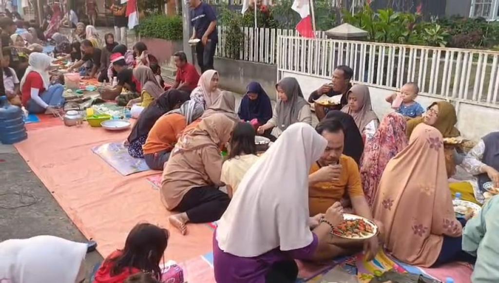 Bangun Kebersamaan, Warga Ujungsari Tasikmalaya Rayakan HUT ke-80 RI dengan Botram Sepanjang 150 Meter