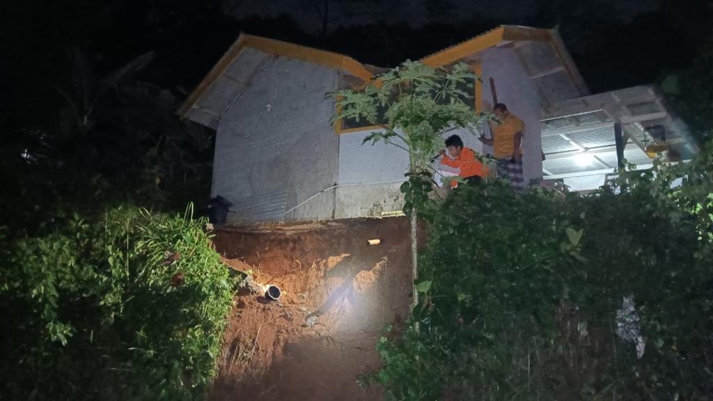 Tebing Longsor di Cipaku Ciamis, Rumah Warga Terancam Ambruk