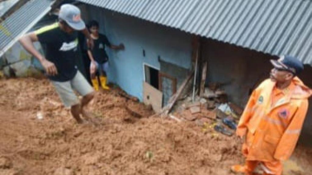 Tebing Longsor Jebol Dinding Rumah Warga di Ciamis