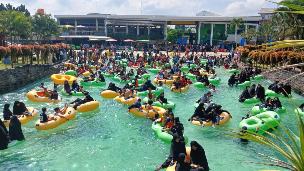 Tee Jay Waterpark Tasikmalaya Rayakan HUT Ke-79 RI dengan Promo Beli 1 Gratis 1 untuk Pengunjung Kembar