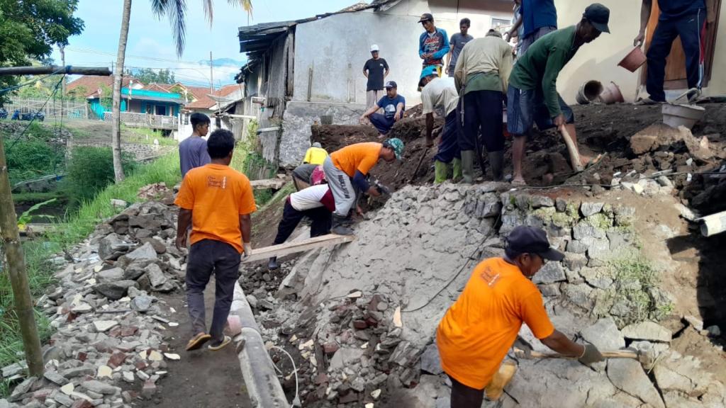 Tembok Penahan Tanah Longsor di Cijulang, Saluran Air Kembali Normal