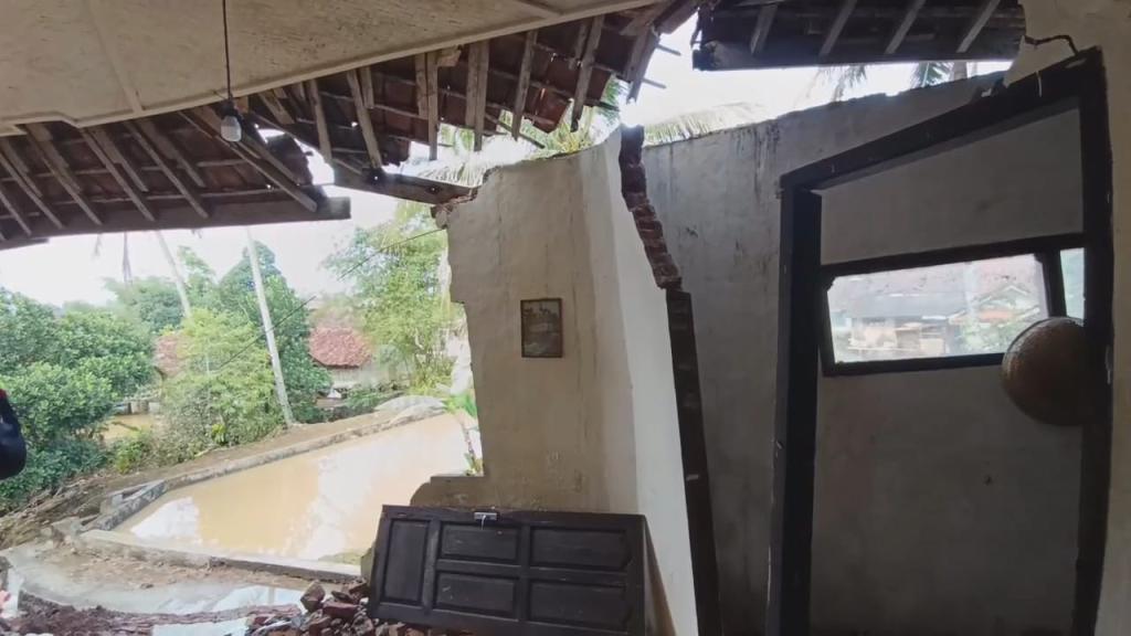 Terdampak Banjir dan Longsor, Warga Desa Cikunten Singaparna Mengungsi ke Rumah Kerabat