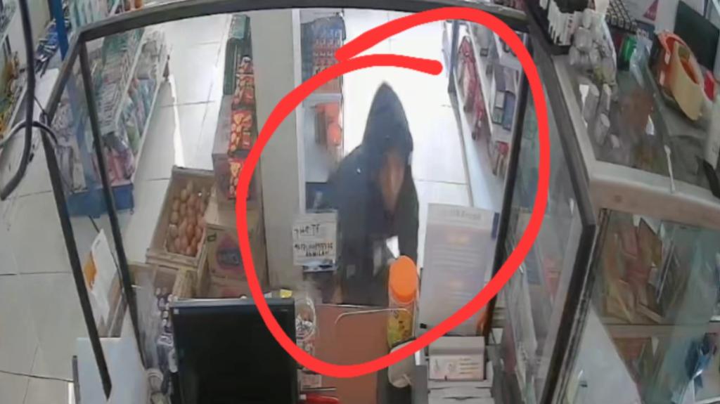 Terekam CCTV, Pemuda di Pamijahan Tasikmalaya Curi Uang dan Rokok di Warung