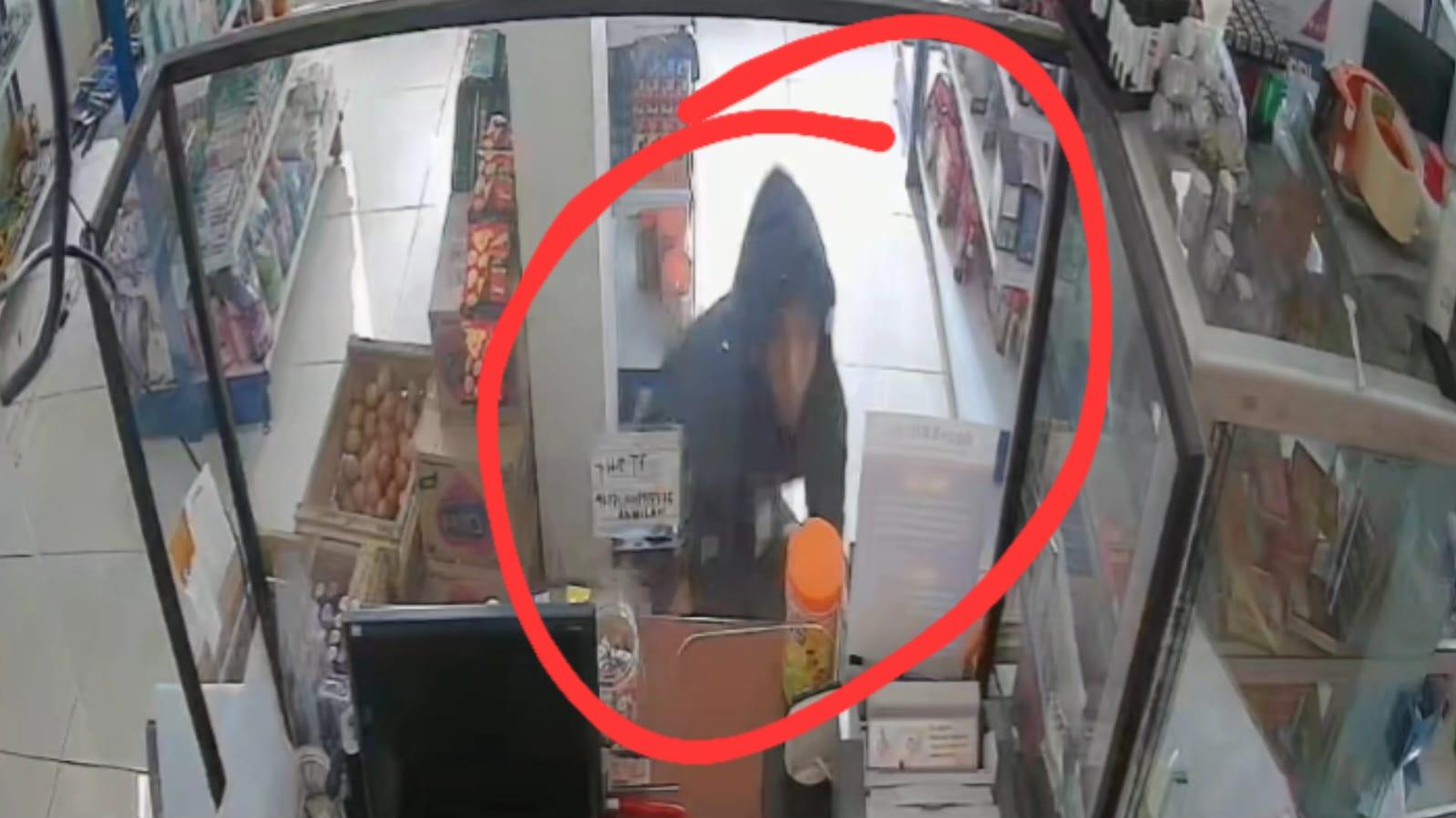 Terekam CCTV, Pemuda di Pamijahan Tasikmalaya Curi Uang dan Rokok di Warung