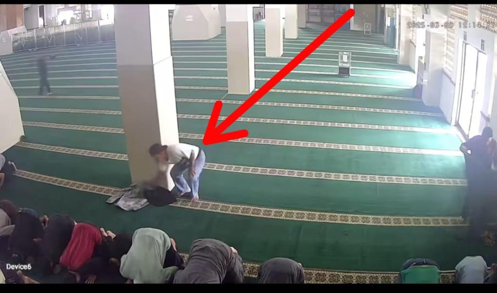Terekam CCTV, Pria Curi Tas Berisi Uang dan Ponsel di Masjid Agung Tasikmalaya saat Salat Zuhur Berjamaah