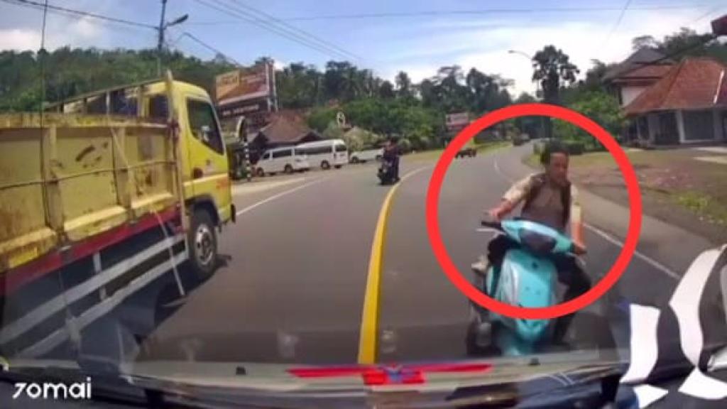 Terekam Kamera Dasbor, Detik-Detik Insiden Ambulans Vs Motor di Depan RM Gentong Tasikmalaya
