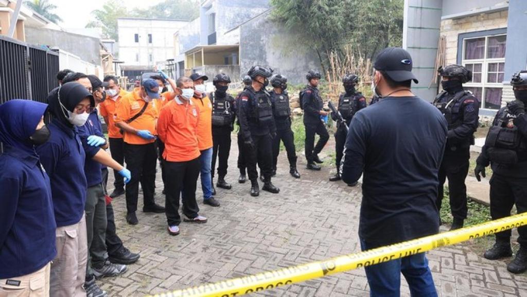 Tim Gabungan Amankan Sejumlah Barang Bukti dari Rumah Terduga Teroris di Kota Batu