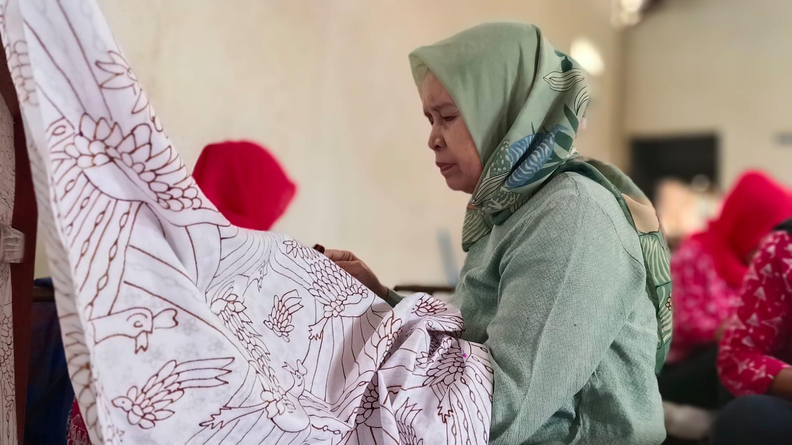 Tetap Mencanting di Usia Senja, Hj Enok dan Suami Persembahkan Hidupnya untuk Batik Tasikmalaya