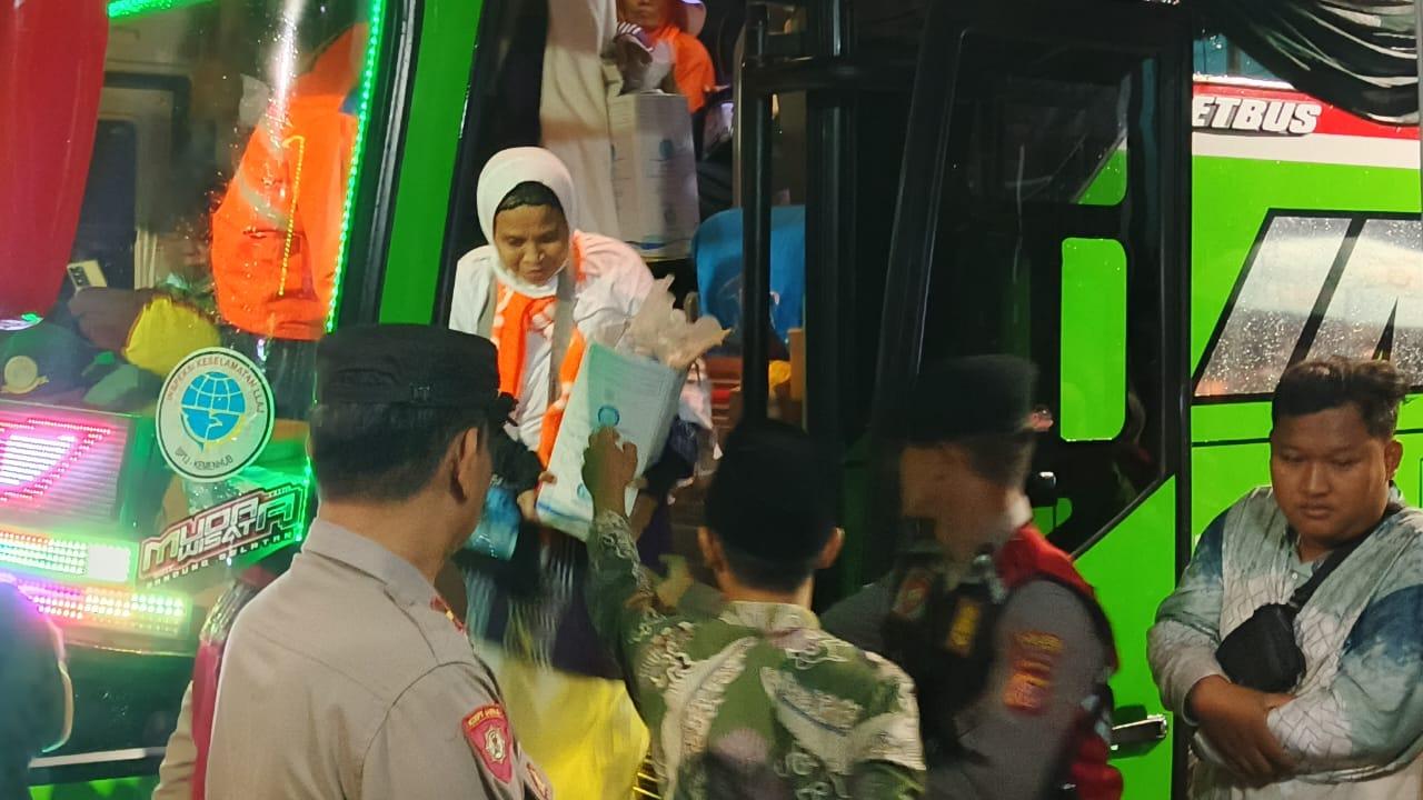 Tiba di Ciamis, Rombongan Jemaah Haji Kloter 32 Sempat Tertahan di Madinah dan Terhambat di Tol Cipularang