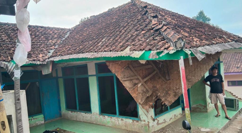 Tim BPBD Assesment dan Berikan Bantuan kepada Warga yang Terdampak Bencana di Tamansari Tasikmalaya