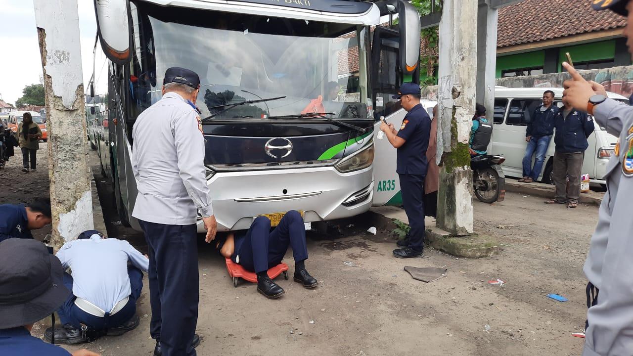 Tim Gabungan Periksa Kelaikan Kendaraan di Terminal Singaparna Tasikmalaya Jelang Nataru