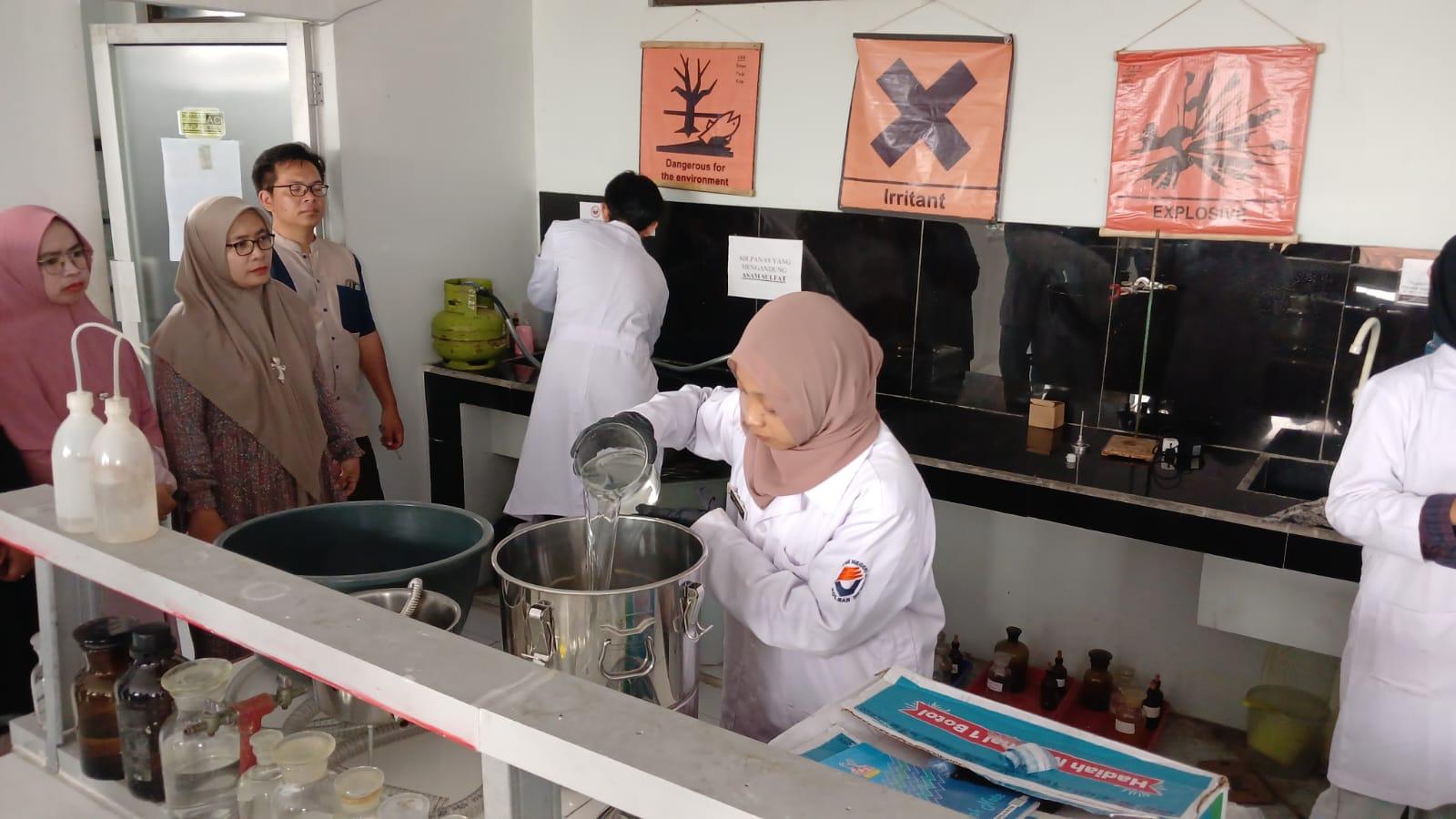 Tim PkM Dosen Polban Berikan Bantuan Alat Destilasi kepada SMK BPN Kota Tasikmalaya