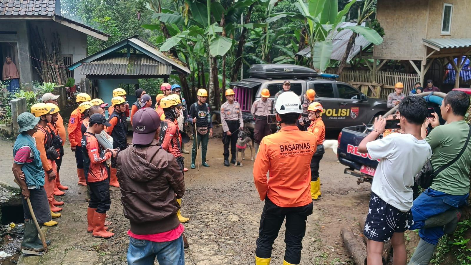 Tim SAR Gabungan Lanjutkan Pencarian Dua Korban Longsor di Salawu Tasikmalaya, Dua Anjing Pelacak Dikerahkan