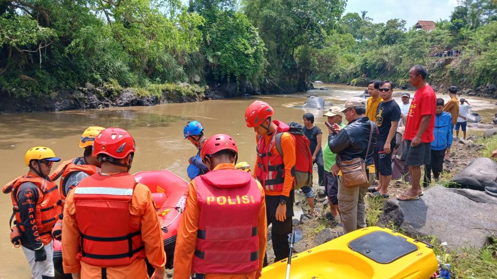 Tim SAR Gabungan Mencari Pelajar Hilang Terbawa Arus di Sungai Citanduy