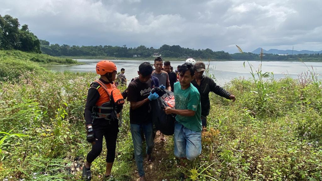 Tim SAR Gabungan Temukan Korban Tenggelam di Sungai Citarum, Operasi SAR Resmi Ditutup