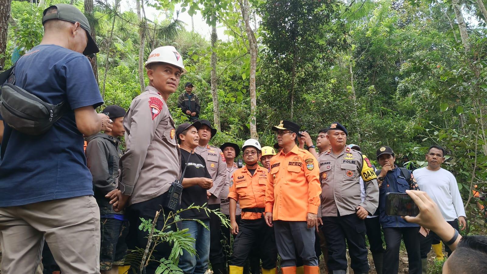 Tinjau Lokasi Longsor di Salawu, Bupati Tasikmalaya Pastikan Proses Pencarian Maksimal 7 Hari