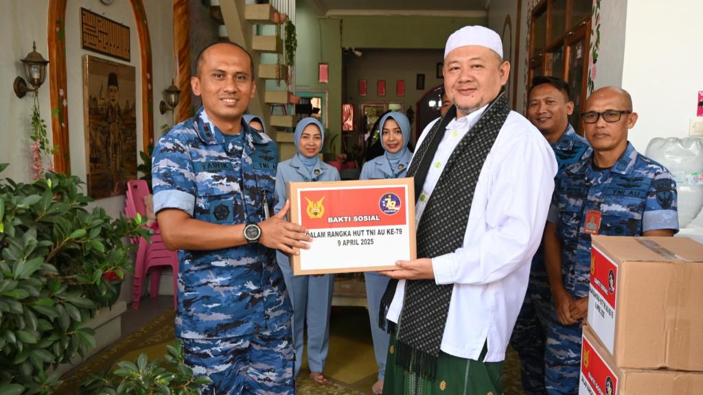 TNI AU Salurkan Bantuan Sembako ke Pondok Pesantren dan Yayasan ODGJ di Tasikmalaya