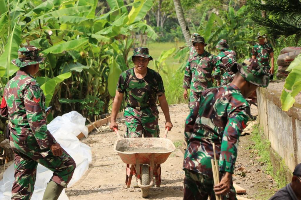 TNI dan Warga Gotong Royong Bangun Desa Sukamulya Ciamis Melalui TMMD ke-126