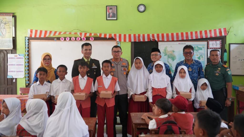 TNI-Polri Bagikan Makan Siang Gratis untuk Siswa SDN 3 Gobras Kota Tasikmalaya