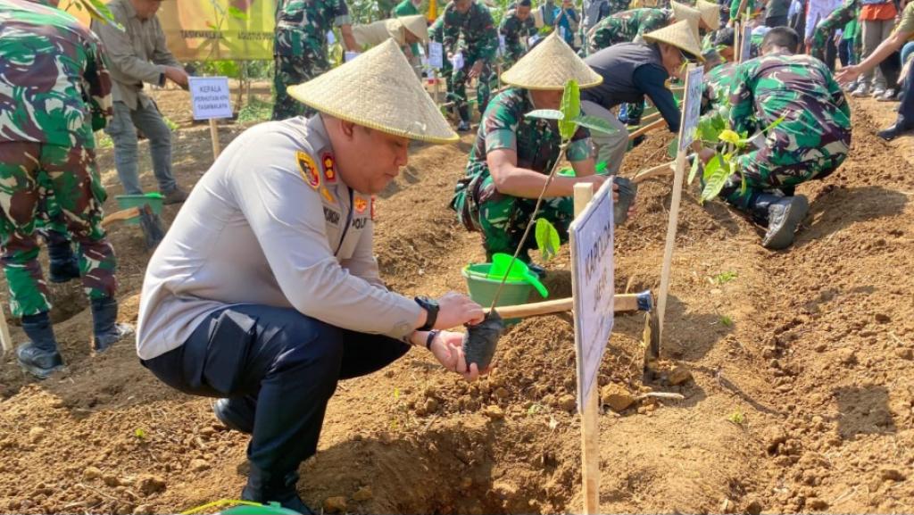 TNI-Polri Bersinergi Tanam Pohon di Tasikmalaya untuk Dukung Ketahanan Pangan