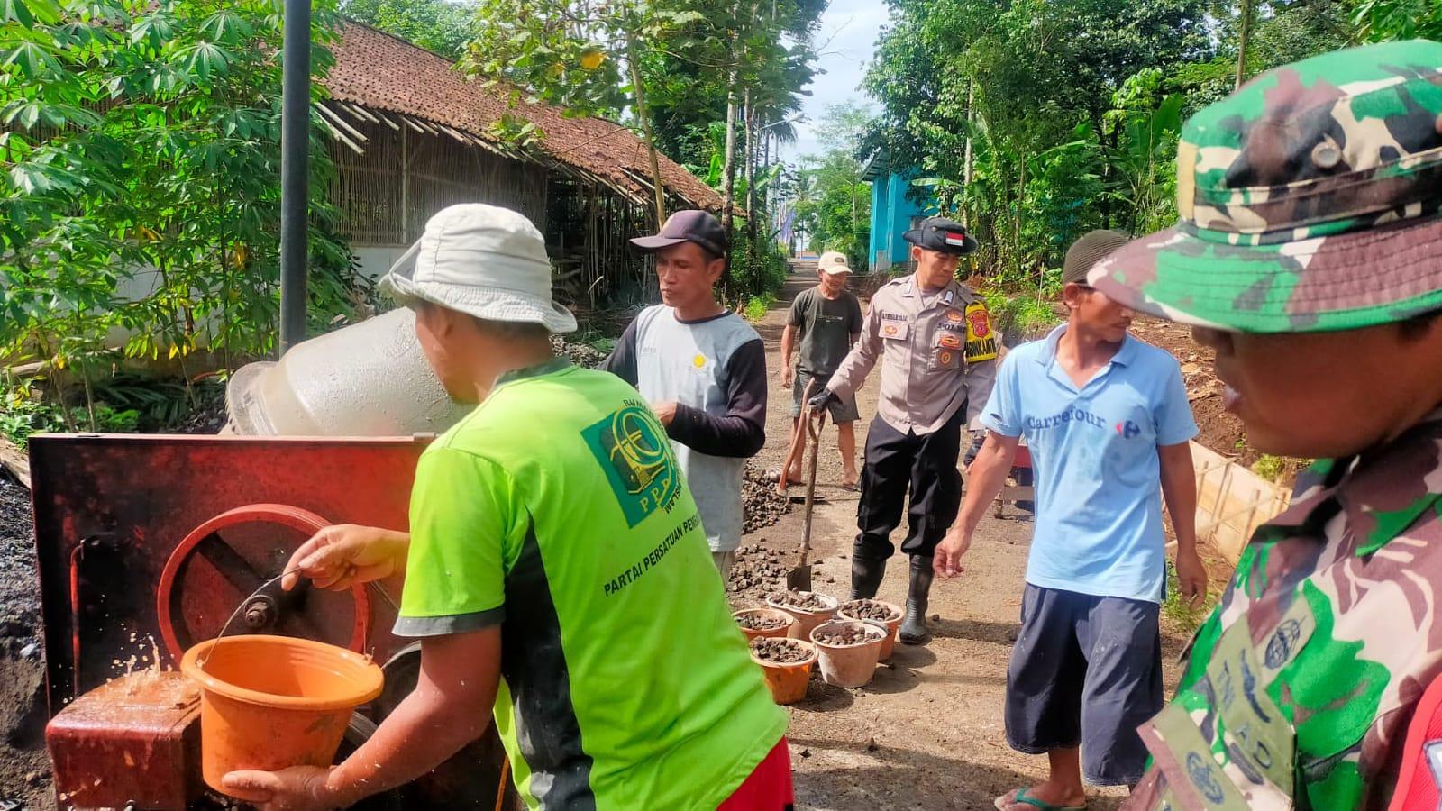 TNI-Polri dan Warga Gotong Royong Perbaiki Jalan di Cikoneng Ciamis