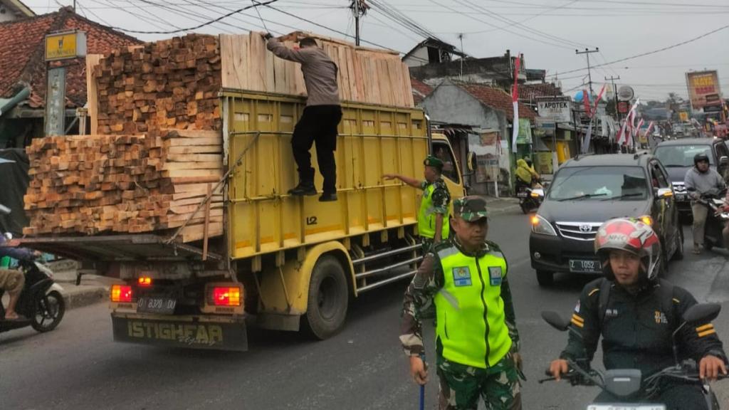 TNI-Polri di Tasikmalaya Sinergi Atasi Kabel Listrik Putus Akibat Truk Bermuatan Lebih