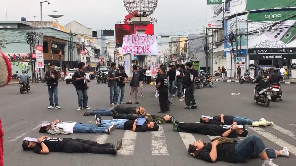 Tolak RUU Pilkada, Ratusan Mahasiswa dan Masyarakat di Tasikmalaya Gelar Aksi Tidur di Jalan HZ Mustofa