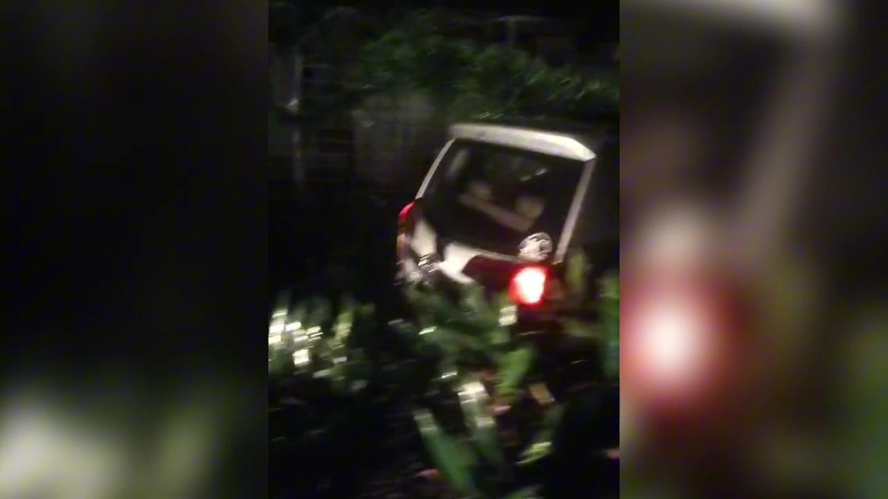 Toyota Calya Ringsek Tertimpa Pohon di Cidahu Cisayong, Sopir Tewas di Tempat