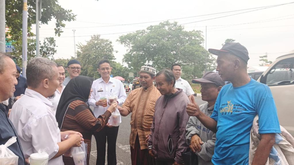 TP PKK dan Pemkab Ciamis Bagikan Ribuan Takjil untuk Warga