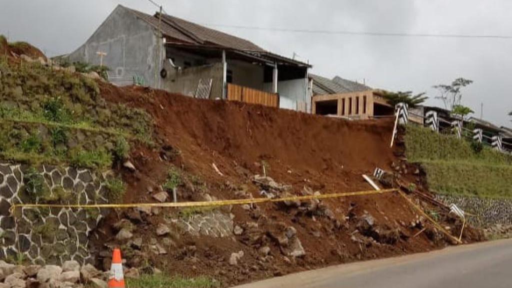 TPT Ambruk di Taraju, Longsor Ancam Permukiman Warga