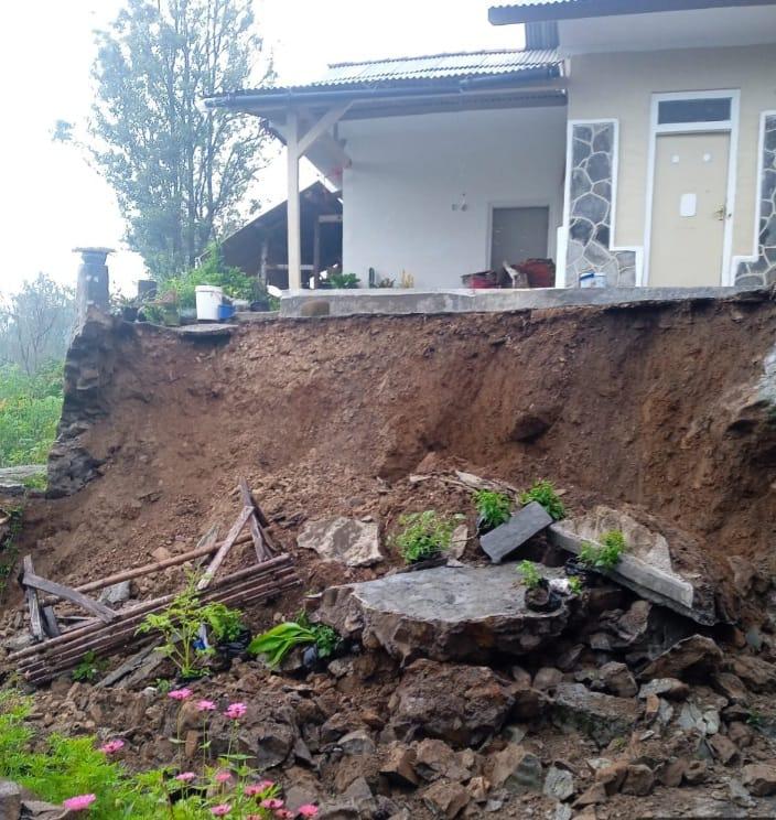 TPT Runtuh, Rumah Warga di Panawangan Ciamis Terancam Longsor